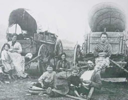 picture of wagon train people